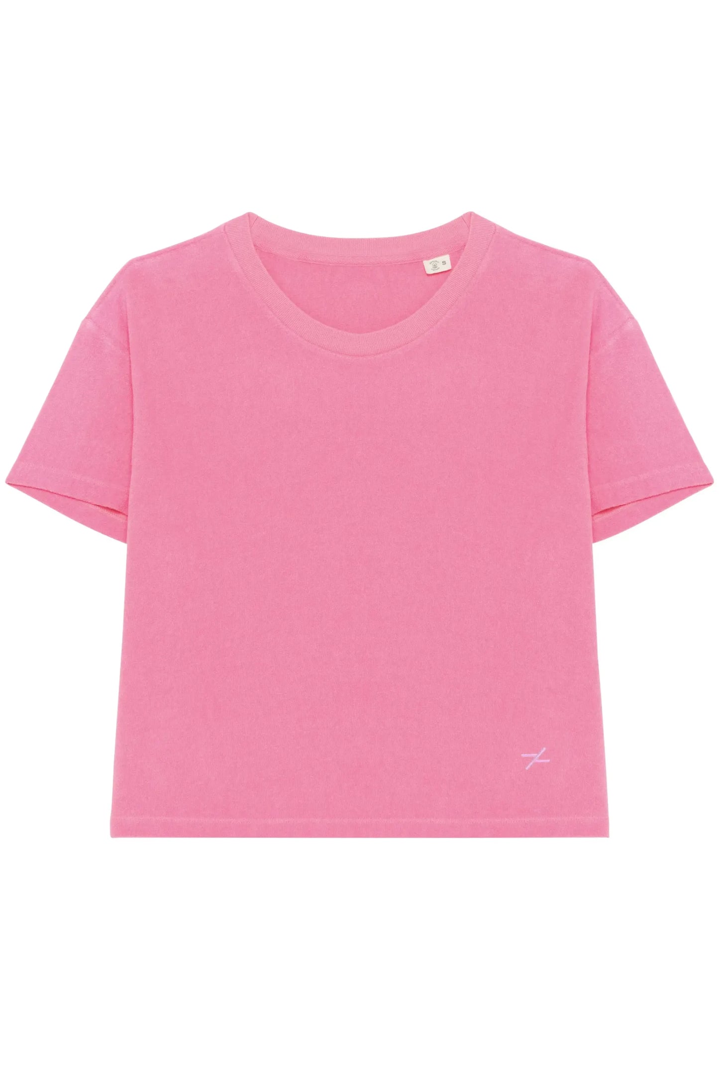 Rosa T-Shirt mit Rundhalsausschnitt und kurzen Ärmeln, vor weißem Hintergrund.