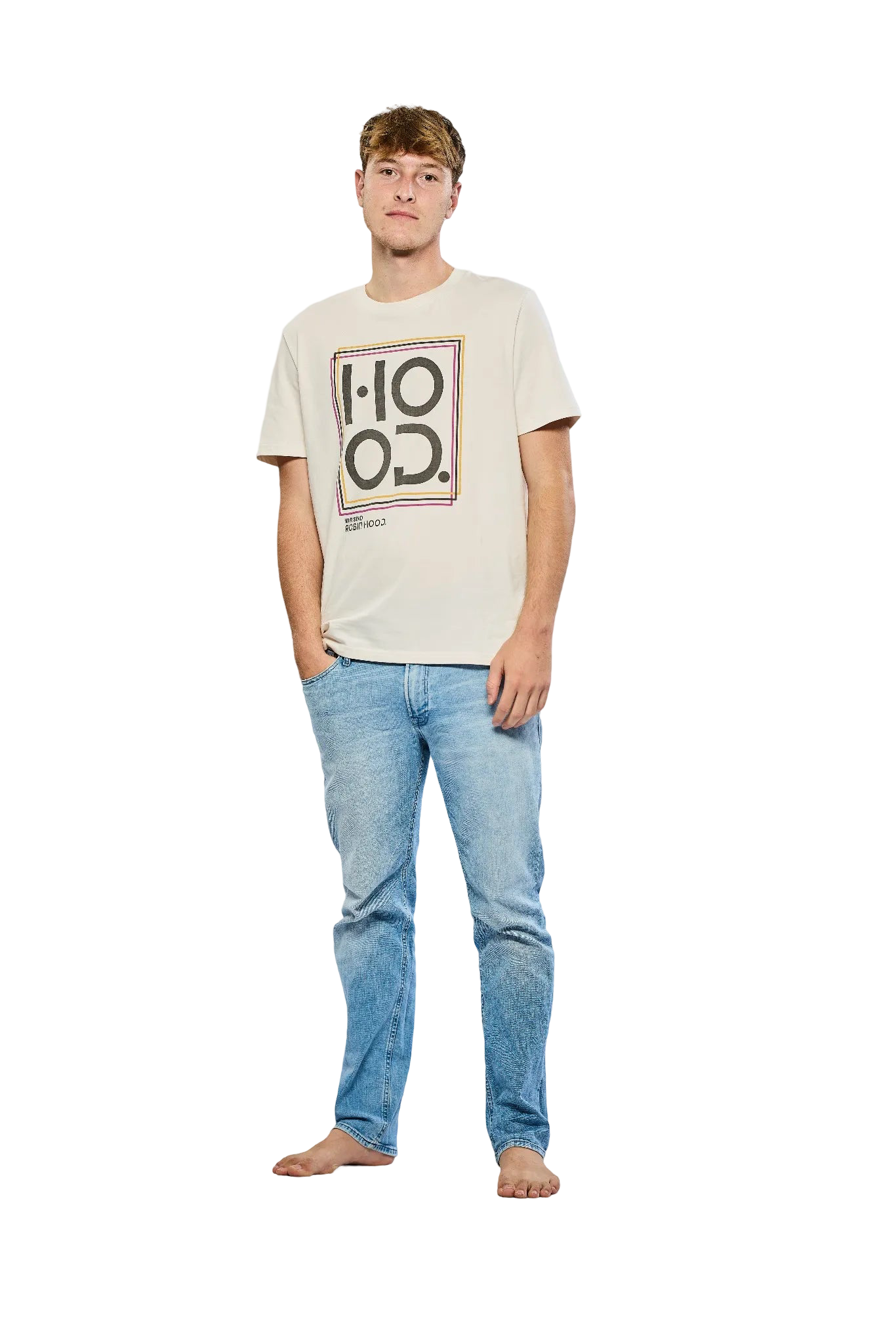 Mann in einem weißen T-Shirt mit grafischem Aufdruck und blauen Jeans, barfuß stehend vor einem transparenten Hintergrund.