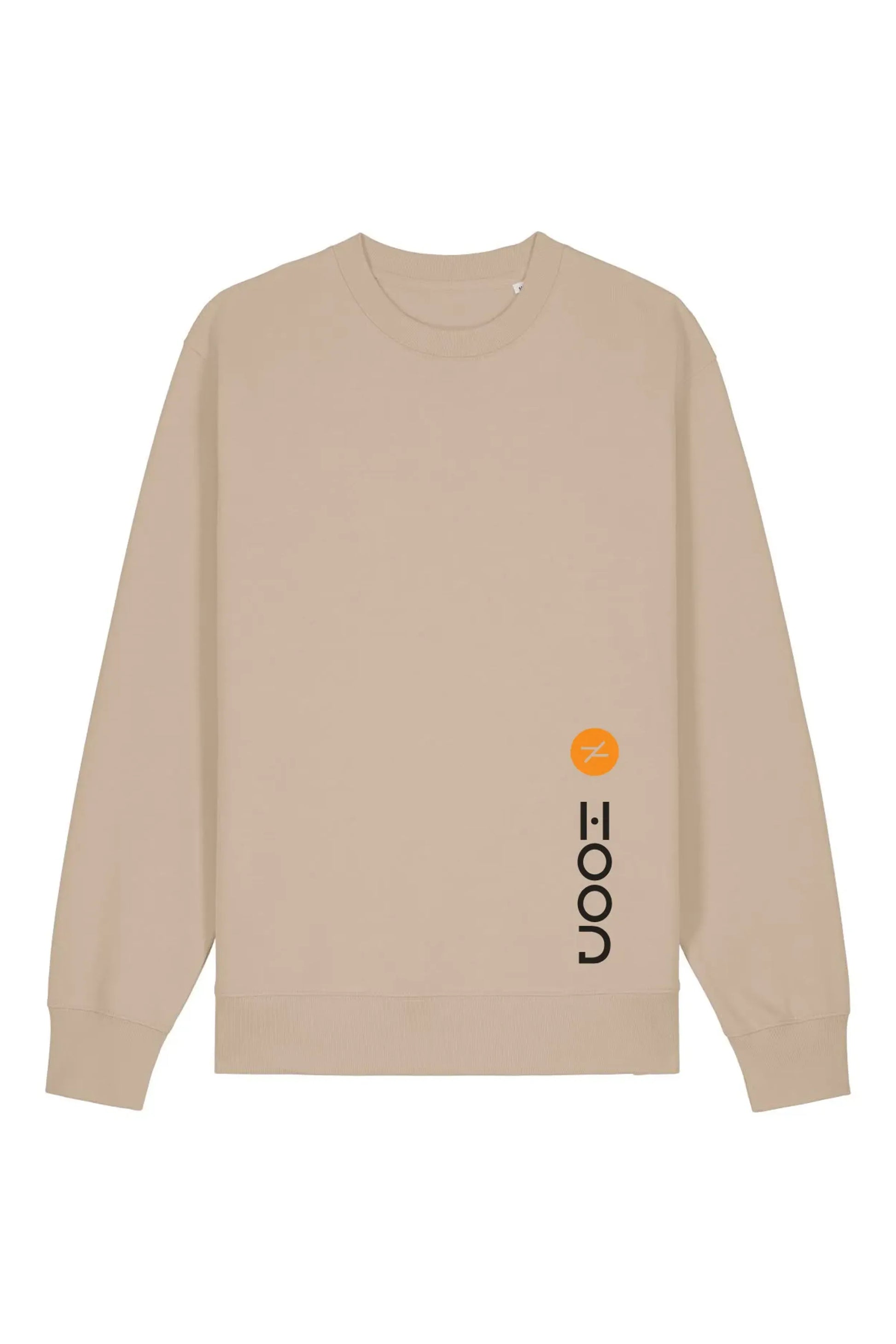 Beigefarbener Pullover mit Rundhalsausschnitt, schwarzem vertikalem Logo und kleinem orangefarbenem Symbol auf der Vorderseite, vor weißem Hintergrund.