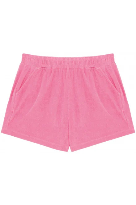 Rosa Frottee-Shorts für Damen mit elastischem Bund und zwei Seitentaschen, auf weißem Hintergrund liegend.