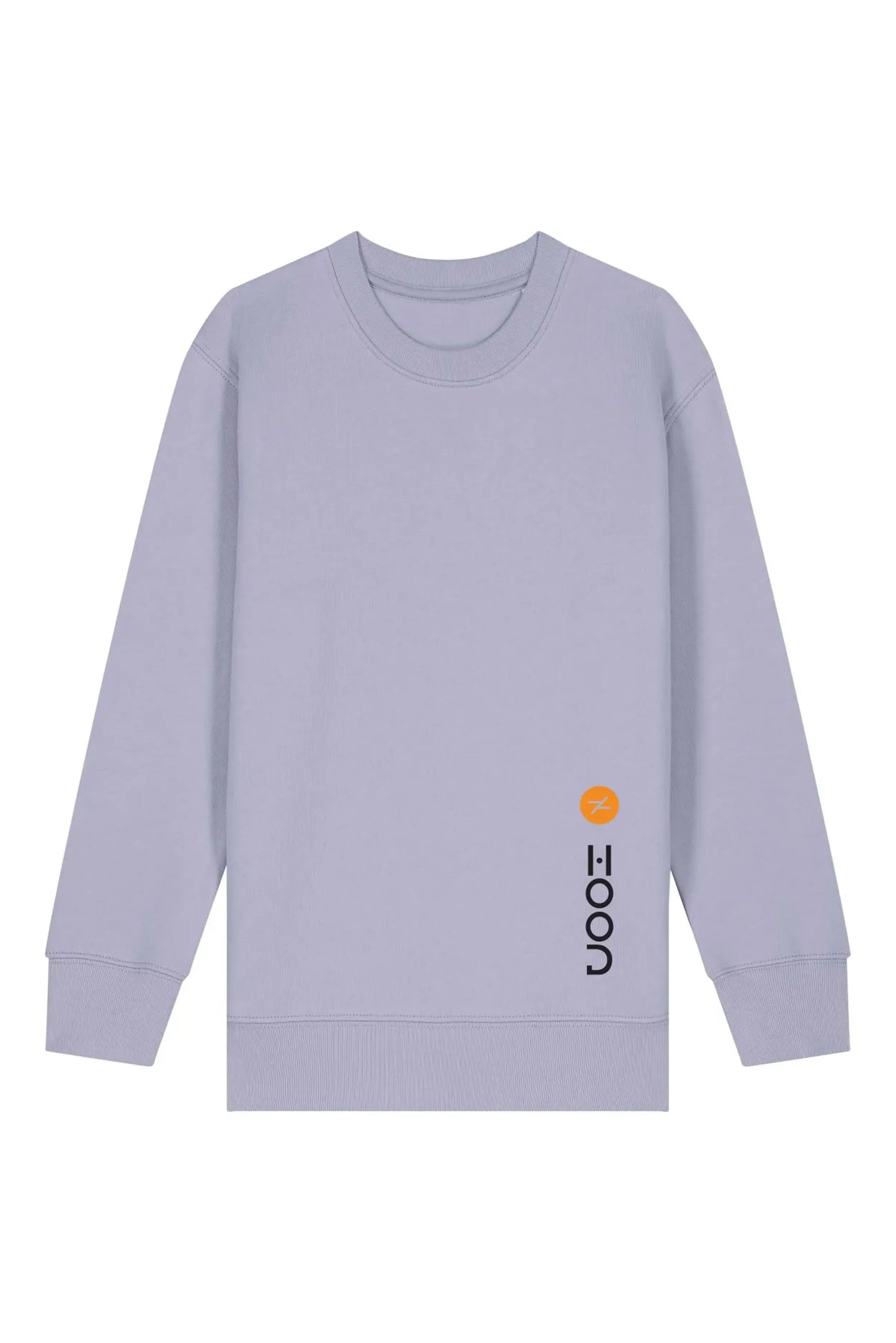 Helllila Pullover mit Rundhalsausschnitt, schwarzem vertikalem Logo und kleinem orangefarbenem Symbol auf der Vorderseite, vor weißem Hintergrund.