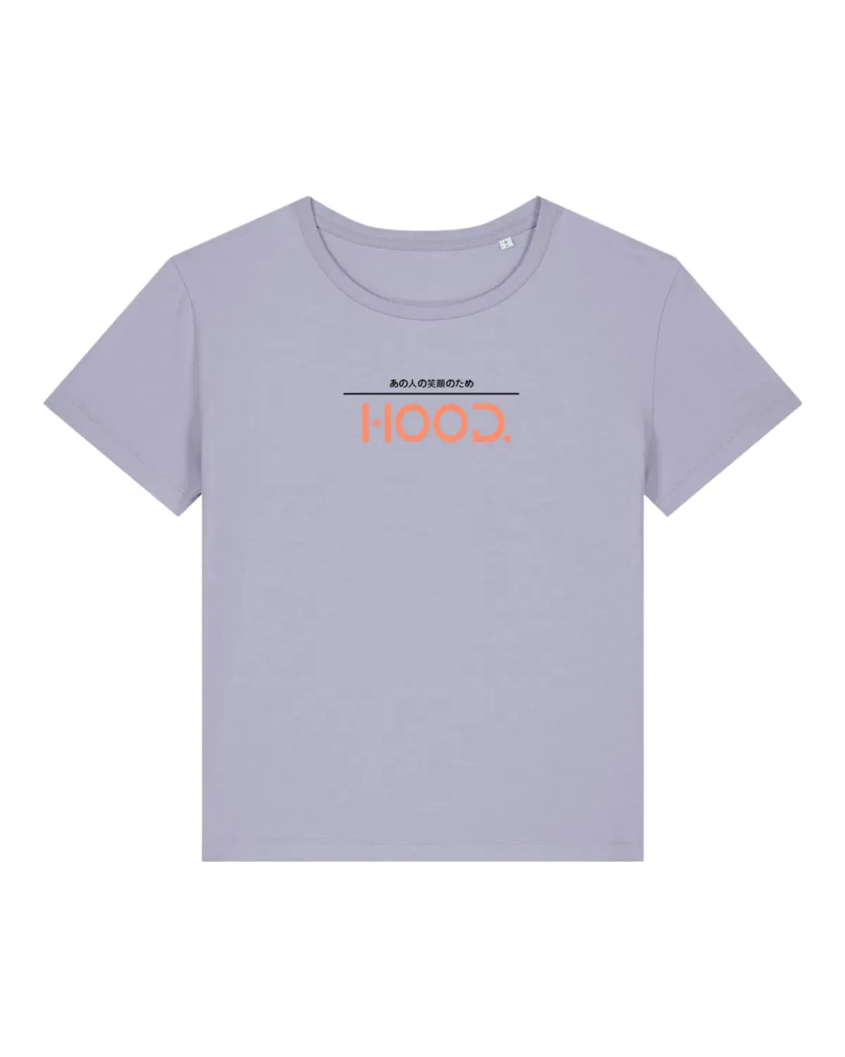 Lavendelfarbenes T-Shirt mit einem orangefarbenen "HOOD."-Aufdruck und einem darüberliegenden schwarzen japanischen Schriftzug, vor einem weißen Hintergrund. Das T-Shirt hat kurze Ärmel und einen klassischen Rundhalsausschnitt.