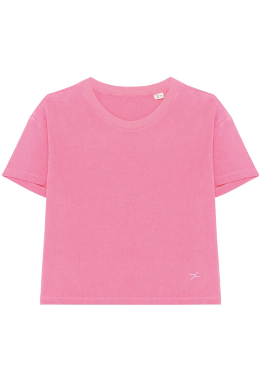 Rosa T-Shirt mit Rundhalsausschnitt und kurzen Ärmeln, vor weißem Hintergrund.