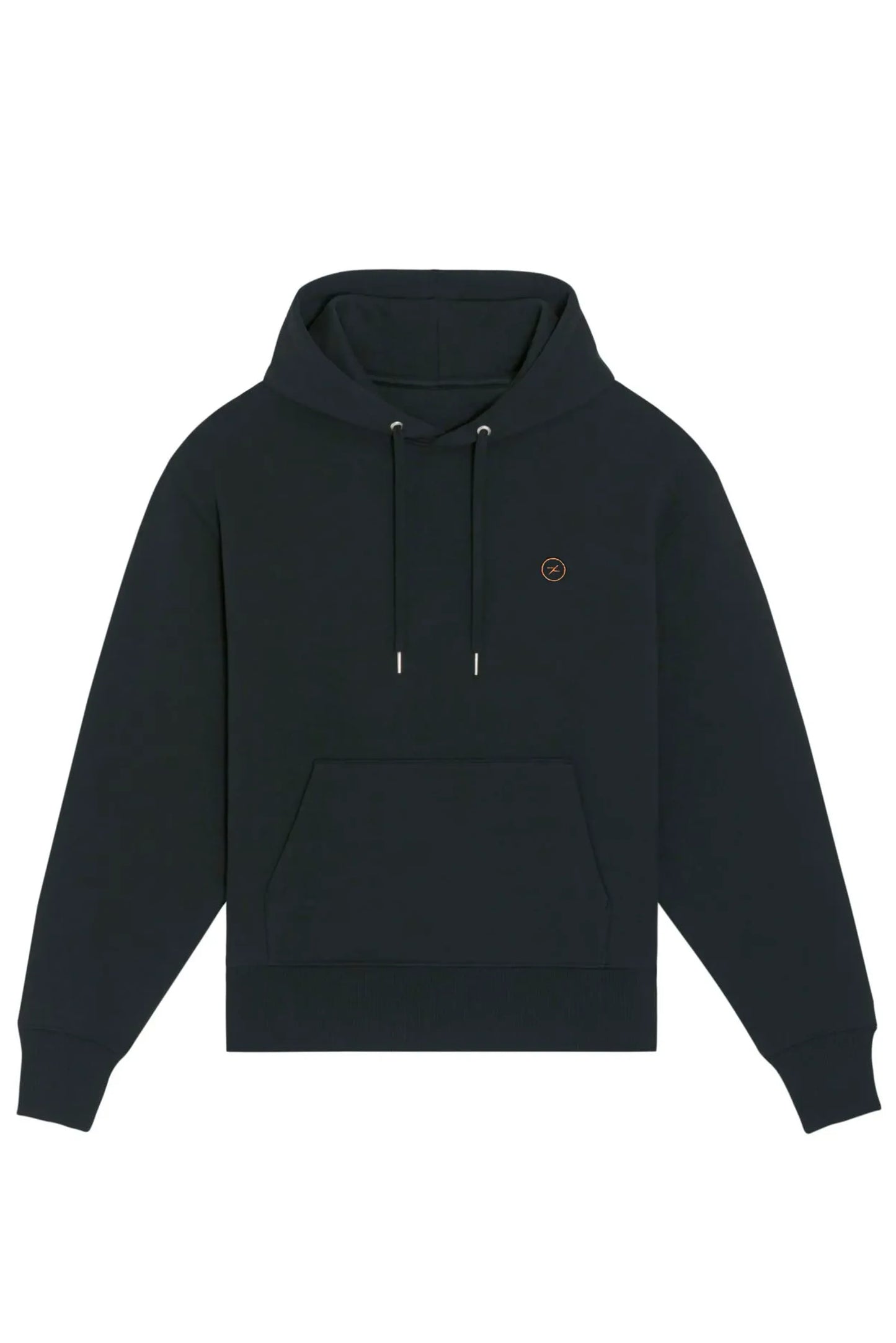 Ein schwarzer Hoodie mit Kapuze und Kängurutasche liegt flach vor einem weißen Hintergrund ausgebreitet. Auf der linken Brustseite befindet sich ein kleines rundes Logo in Orange.