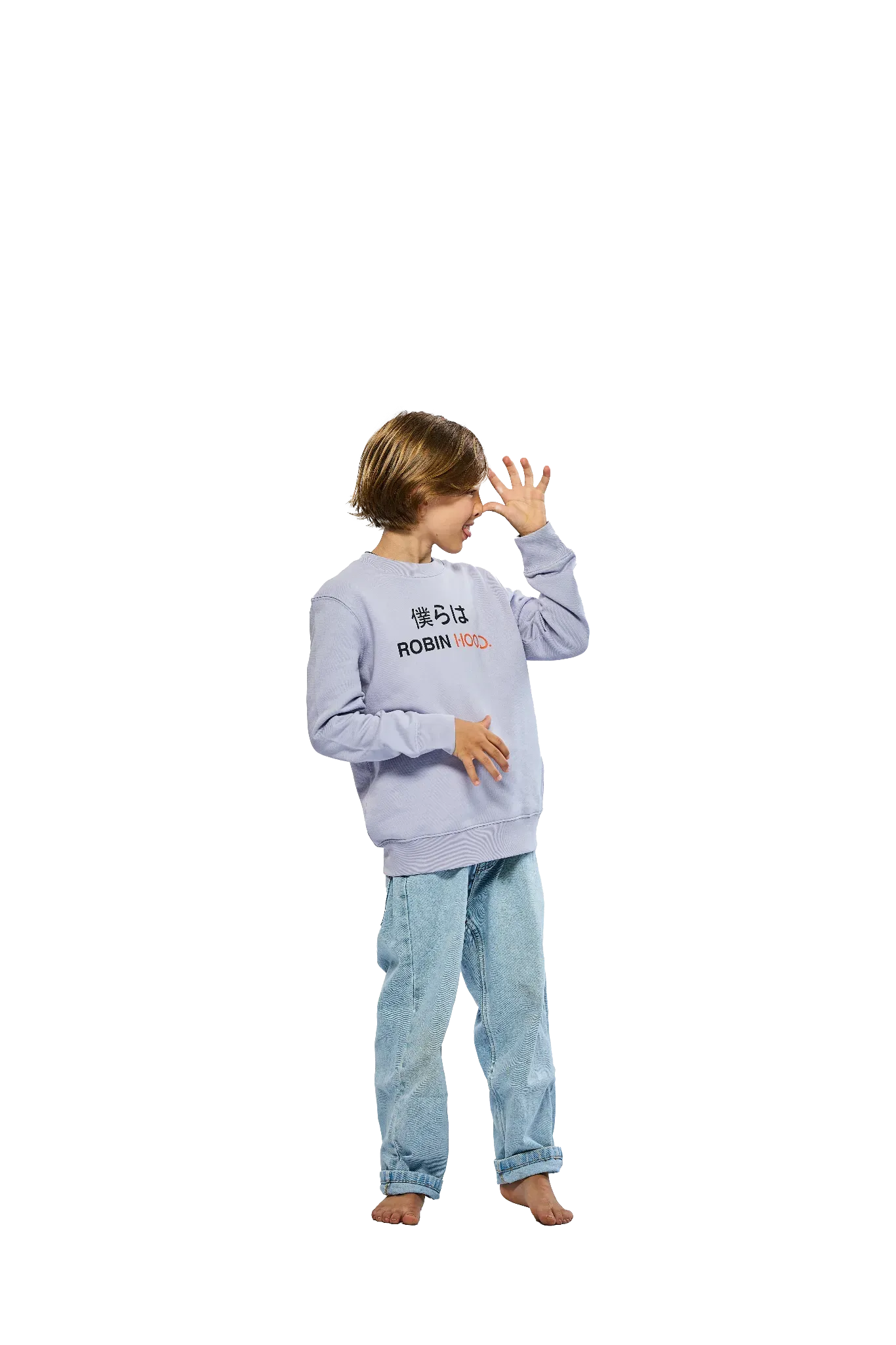 Kind in lässigem Outfit, bestehend aus einem lavendelfarbenen Pullover mit Aufschrift und blauer Jeans, barfuß stehend und mit der rechten Hand an der Stirn, vor einem transparenten Hintergrund.